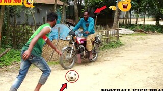 อัพเดทที่ดีที่สุด & เล่นตลกเตะฟุตบอลปลอม! Football Hit Scary Prank 2021 เล่นตลก พยายามอย่าหัวเราะ