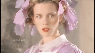 "فتاة تجمع بين الجمال الكلاسيكي والجمال الحديث في إطلالتها."