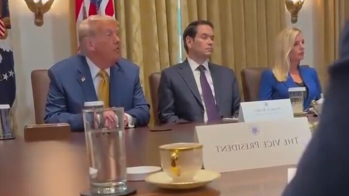 กำลังประชุม ห้ามรบกวน!