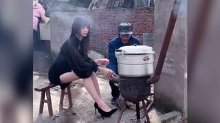 Berpakaian Seperti Ini Di Kampung Sepertinya Kurang Logis???