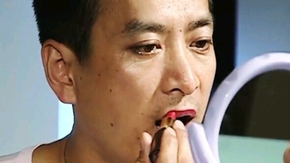 اكتشف الصبي أن شخصًا مرتديًا ملابس نسائية خرج من دورة المياه النسائية، وعندما دخل اكتشف أنه