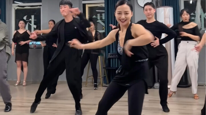 浅跳一下 要想拉丁表情管理成功就是不能太使劲儿