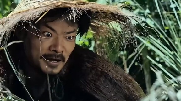 Chàng trai bắt lươn trong ruộng chẳng ngờ lại bị quái vật bám lấy