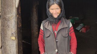 化肥袋子当被褥，女儿出嫁几十年不回来看望