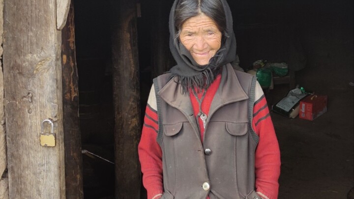 استخدمت أكياس الأسمدة كألحفة، وابنتها لم تعد لزيارتها منذ عقود بعد زواجها.