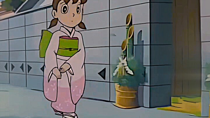 “The world is vast, but happiness is small; having family by your side is just right.”