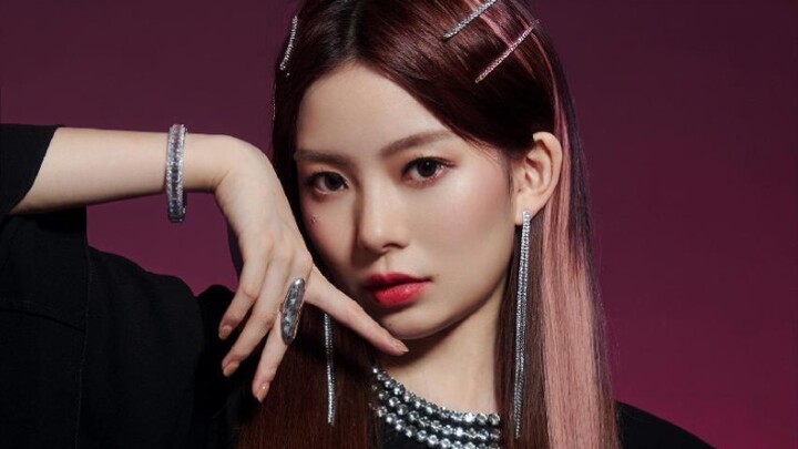 Chen Zhuoxuan ______ got the mic again. Alright, go for it and keep spitting bars! (You’re doing gre