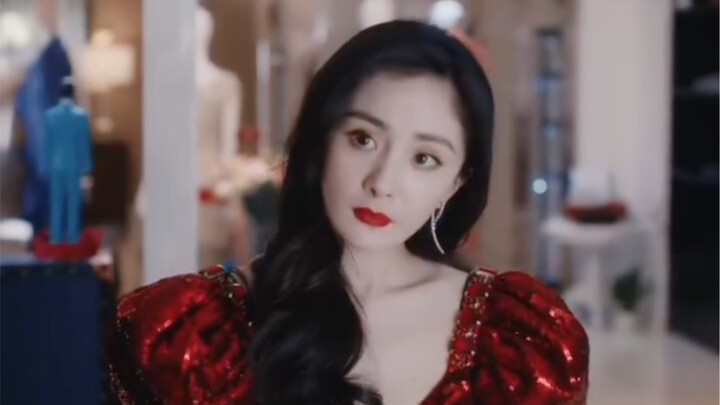 يانغ مي تستحق حقًا لقب رائدة الموضة، إطلالاتها جميلة جدًا وجسمها مثالي!