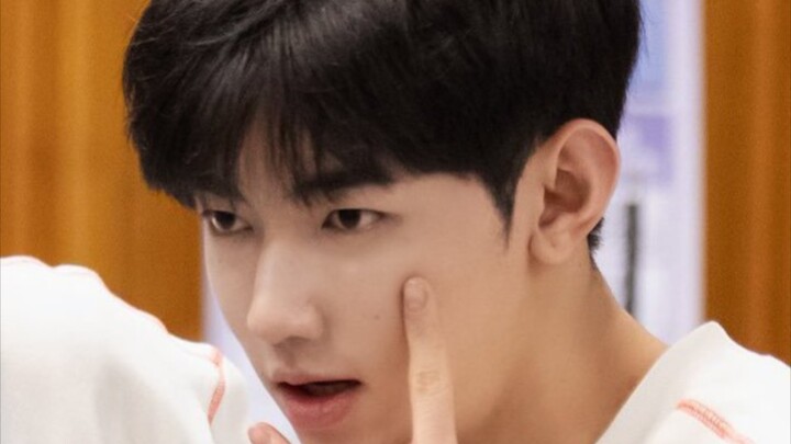 أحدث المواد لمجموعة التومبوي من الصبيان الثاني. لا بد لي من القول إن هاو هاو حقًا جميل أبيض ونحيف جد