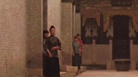 Giống hệt cảnh hoàng thượng lật bảng vậy.