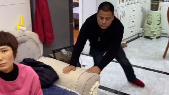 Dad Yang and Brother Yang are sleeping in the hallway again!