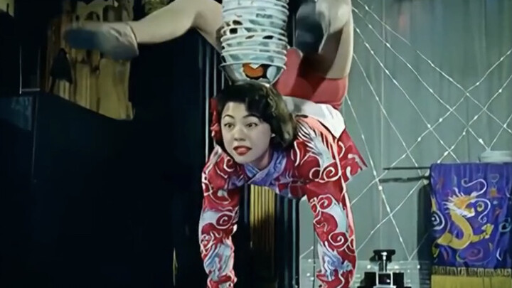 Năm 1959, một nghệ sĩ nhào lộn đã biểu diễn tiết mục nhào lộn Trung Hoa ở nước ngoài, với hơn mười c