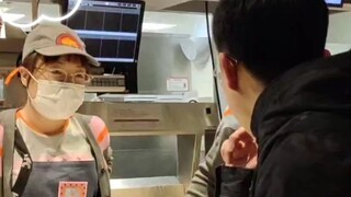 A young man was embarrassed to death for the "encounter in another world and enjoy delicious food" i