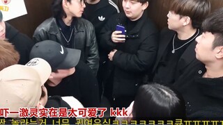 韩国恶搞 电梯超载时 一群大老爷们都盯着路人看 看路人的搞笑反应