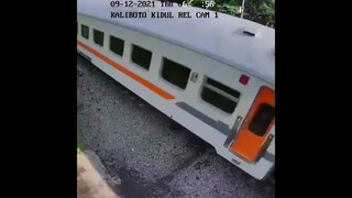 Kecelakaan kereta api indonesia vs sepeda motor..!!!😱 #keretaapi #kai #hatihatidijalan #shorts