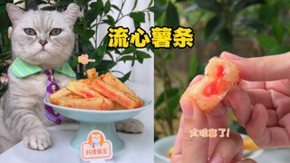 Elvis: Molten-cheese fries with ketchup already included—so convenient!