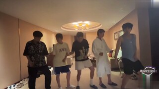 Hahaha sao lại có sự khác biệt lớn đến vậy giữa việc tập luyện trong bộ đồ ngủ và trang điểm, làm tó