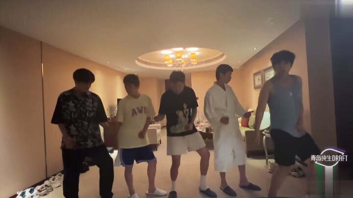 Hahaha why is there such a big difference between rehearsing in pajamas and with makeup and hair? "U