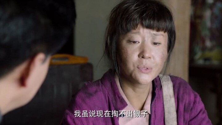 A beggar woman tried to dine and dash, the boss flew into a rage and threatened to sell her into a b
