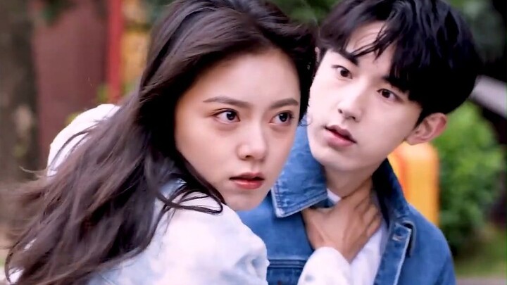 Qian Sanyi and Miao Miao Take Their Little Brother Out for Fun—But Everyone Thinks They’re a Young M