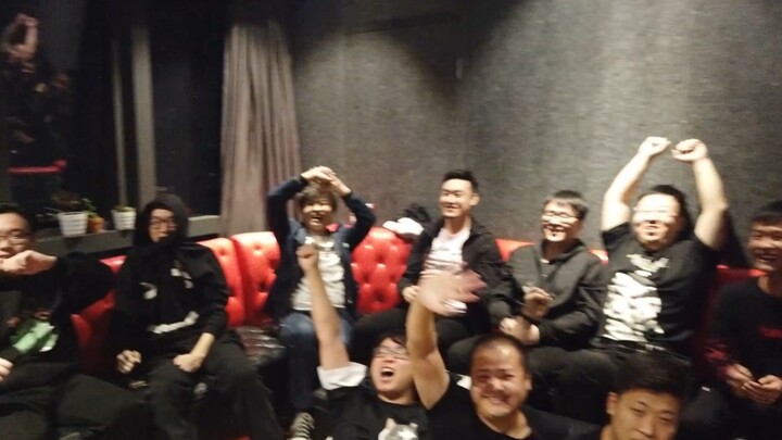 Saat FPX meraih juara, para editor post-production di JuYingXiang langsung heboh abis!