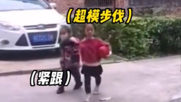 Em trai: Cái gì đã làm anh vấp ngã vậy?  Chị gái: Là sự thanh lịch của em đó~