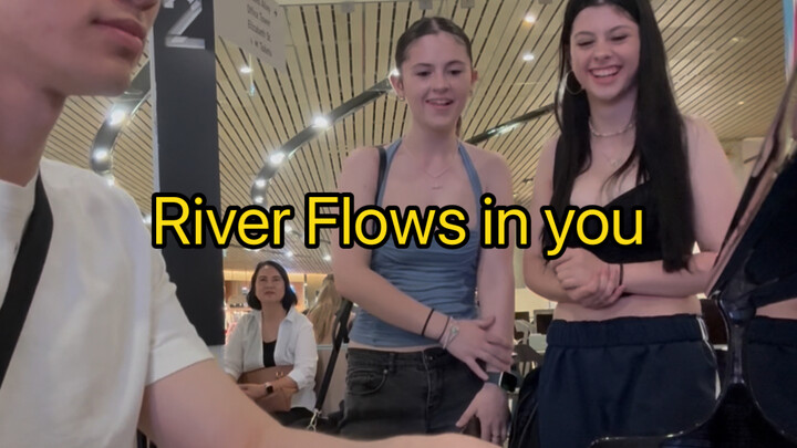 Hai cô gái ngoại quốc xinh đẹp nhờ tôi đàn bài River flows in you