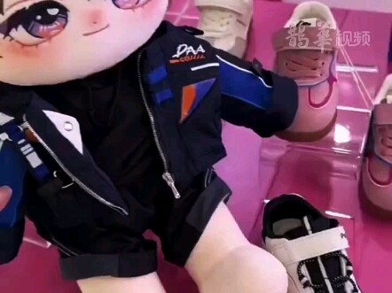 สาวๆ มาที่ร้านเสื้อผ้าเด็กเพื่อซื้อรองเท้าให้ตุ๊กตา ทางพนักงานบริการอย่างใจเย็นและยังช่วยลองใส่ให้อี