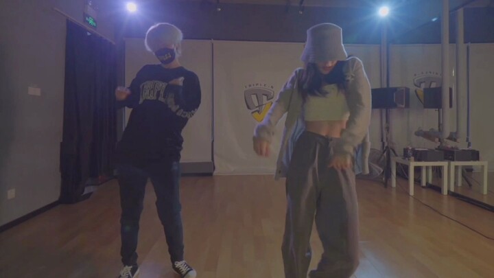 Come and feel the charm of Li Zixuan's dance. I seem to see Douzi's abdominal muscles.