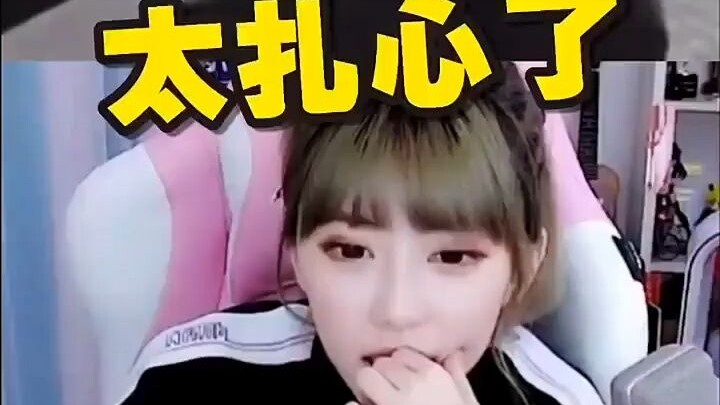 Zhou Shuyi menonton video sampai merasa rendah diri