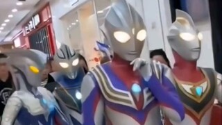 女孩子看到赶紧划走。