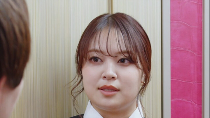 A Japanese girl working at a KTV unexpectedly runs into her father as a customer…