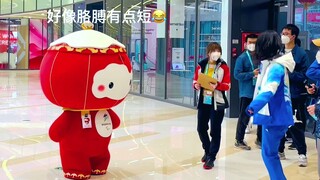 "Xue Rongrong Trying to Make a Heart Shape"