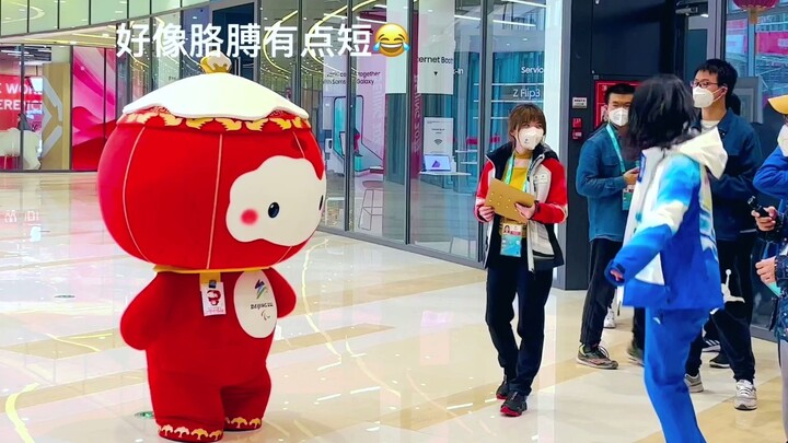 "Xue Rongrong Trying to Make a Heart Shape"