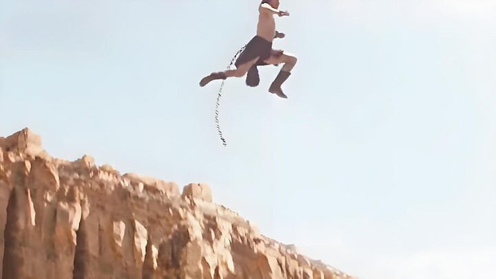 由于这里的引力区别于地球，男人仿佛弹跳如飞的超人，只是轻轻一跃就能跳出几十米远