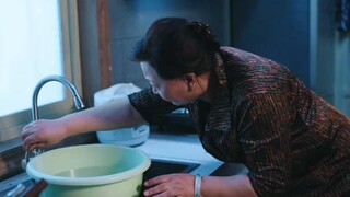 大妈为了节省水费竟将水龙头调到了最小