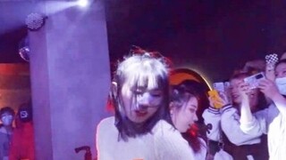 【بينغ بونغ】 مخدرة بالكامل، عروض بينغ بونغ حماسية جدًا لـ 3 أزواج في حانة KPOP! // محاولة تقليد ماكيا