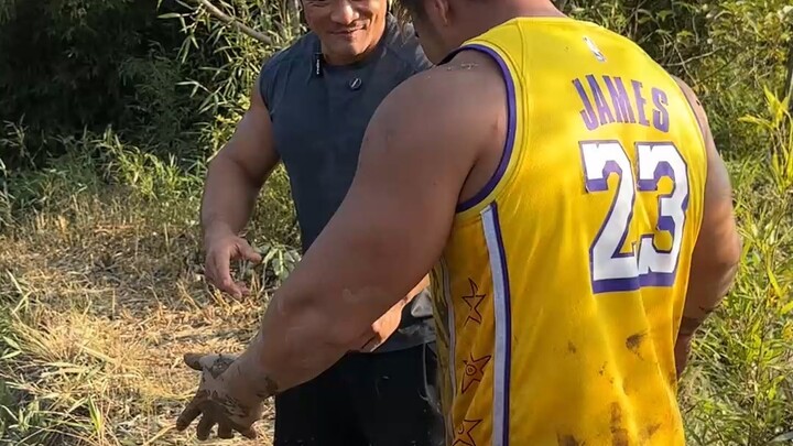 เคยเห็นปลาตัวยาว 2 เมตรไหม? วันนี้ใช้เงิน 10,000 หยวนกับพี่กังเช่าทั้งบ่อเก่ากลางภูเขาลึกเลย!