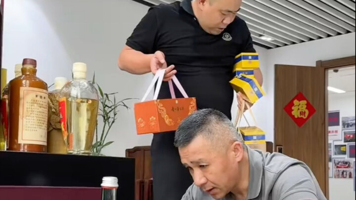 Meminjam bunga untuk persembahan kepada Buddha, menikmati hasil tanpa berbuat apa pun.