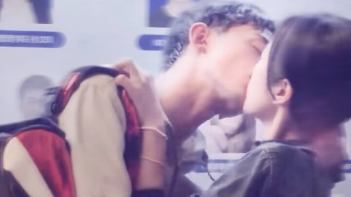 "I want to kiss!" The director can't kiss like this anymore, who can resist the wolf dog's direct po