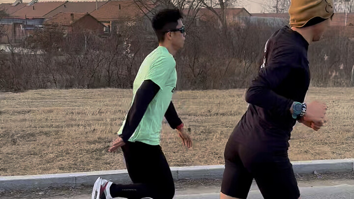 วิ่งริมแม่น้ำ 35 กม. กลางหน้าหนาวแบบนี้ เสี่ยวฟางยังใส่กางเกงขาสั้นได้ คุณทนไหวเหรอ? #วิ่ง #มาราธอน 