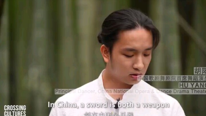 Hu Yang dari Grup Tari Teater Opera dan Tari Nasional Tiongkok mempersembahkan "Tarian Pedang Warisa