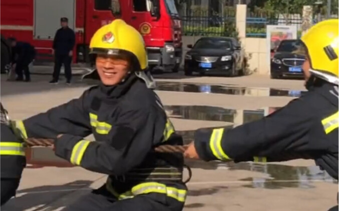 Teman Biru main tarik tambang sambil ngasih kelonggaran, kita profesional!