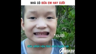 Nhà Có Đứa Em Hay Cười