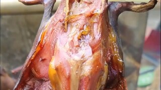 Tidak banyak saudara yang berani makan benda ini, kan?