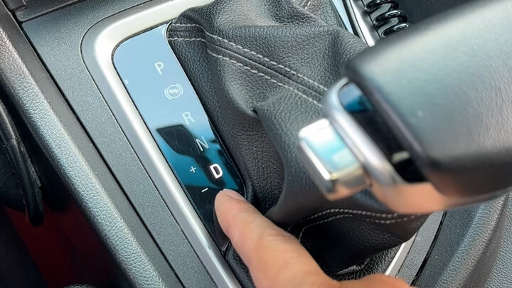 Sudah punya SIM, tapi masih nggak bisa nyetir mobil matik? Hari ini ada satu video yang bakal ngajar