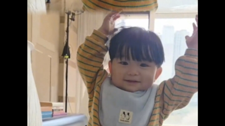 Bé yêu, dì sẽ mua cho con tất cả bánh gạo trên thế giới!