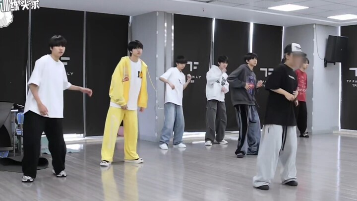 [Chen Junming] Junming dances just as impressively among a group of older brothers