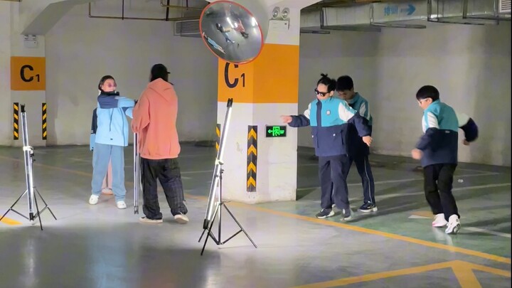 Beberapa gerakan terakhir yang dilakukan sang fotografer cukup untuk saya pelajari dalam waktu lama 