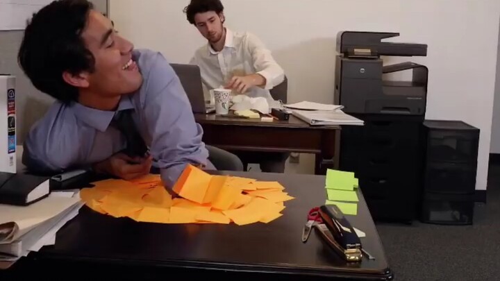 Shocking! A foreign guy actually used sticky notes to make a teleportation gun!